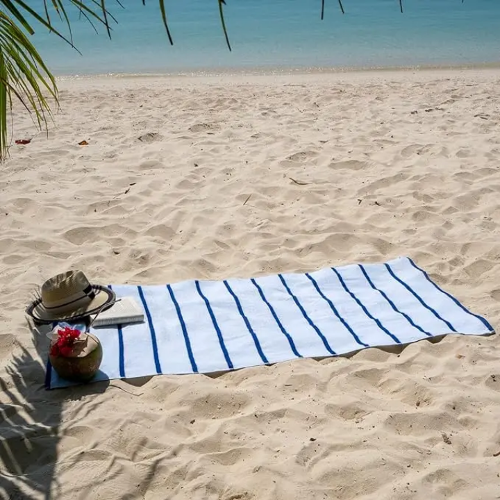 Serviette de plage rayée légère