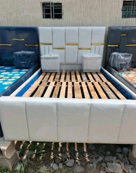 Lit en cuir avec tête de lit