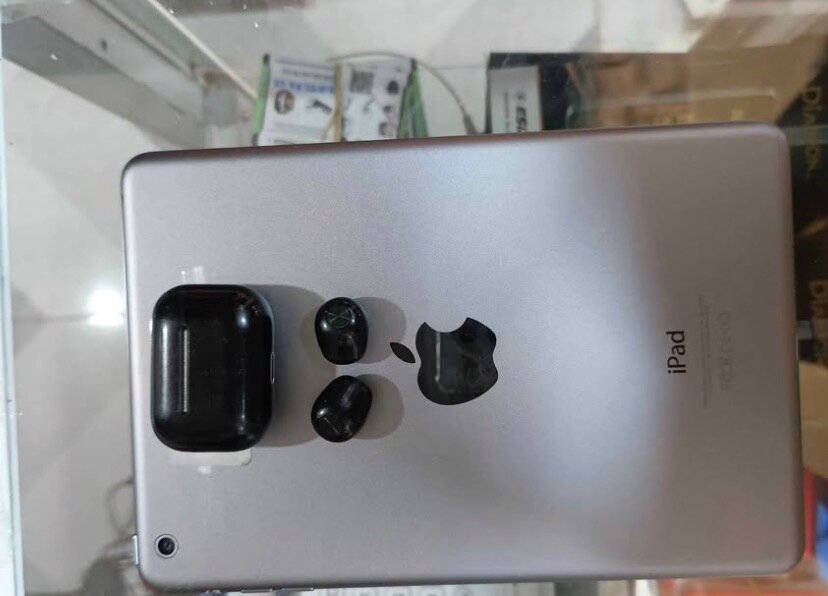 Tablette Apple iPad et Écouteurs