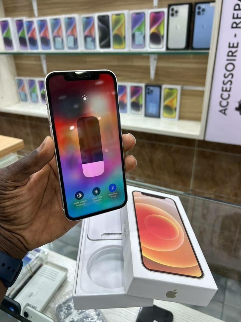 iPhone 12 simple 64giga état très propre  Batterie : 88% Pri