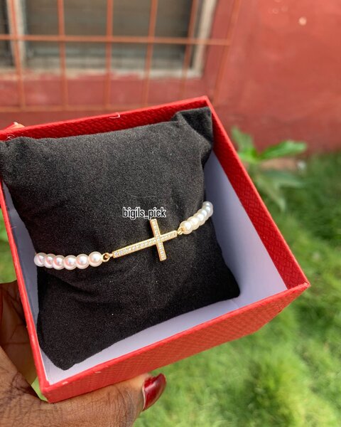 Textured stud bracelet with pearls