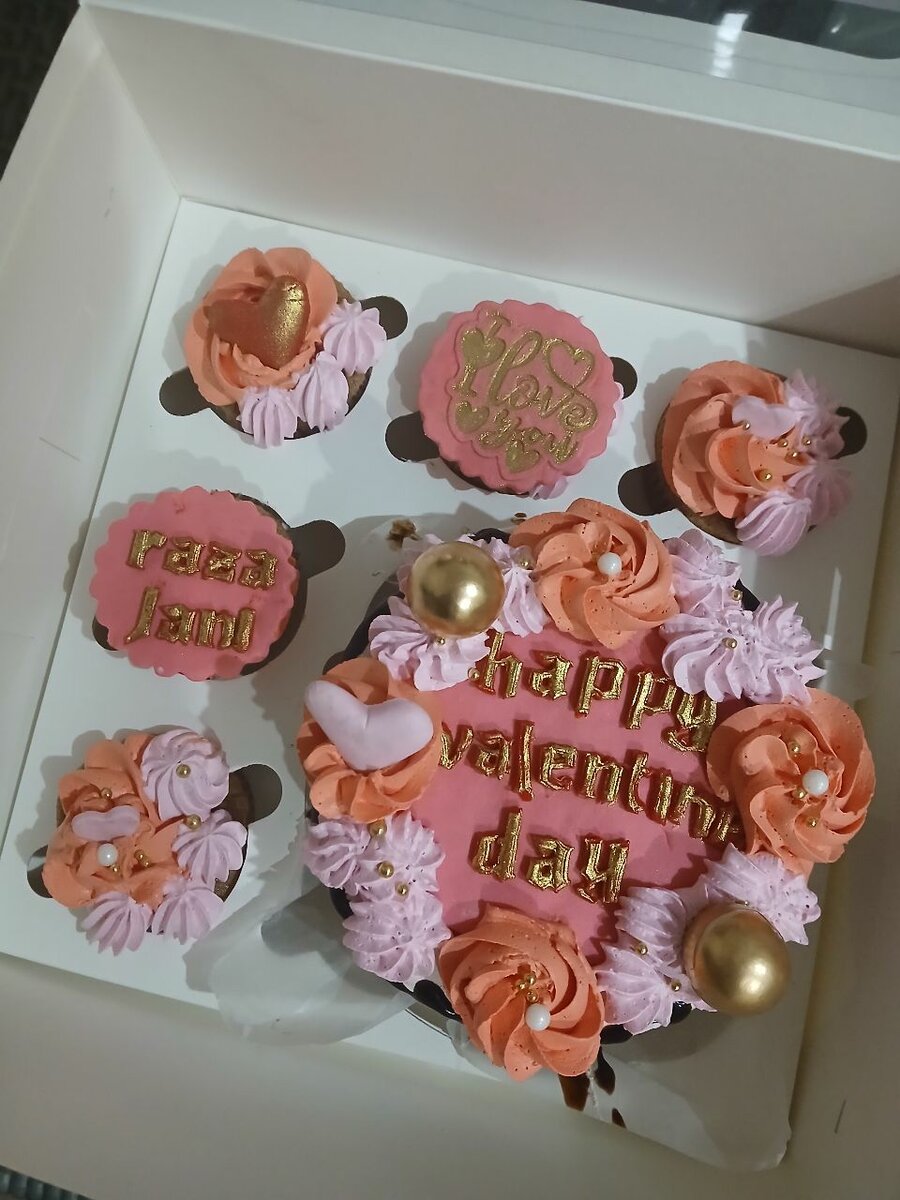 Customized banto cake with 5 cupcakes