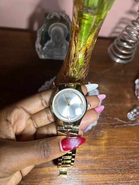 Montre en or élégante femme