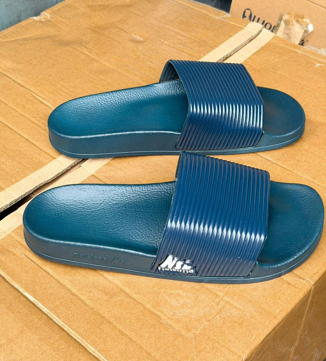 Claquettes de piscine bleu marine