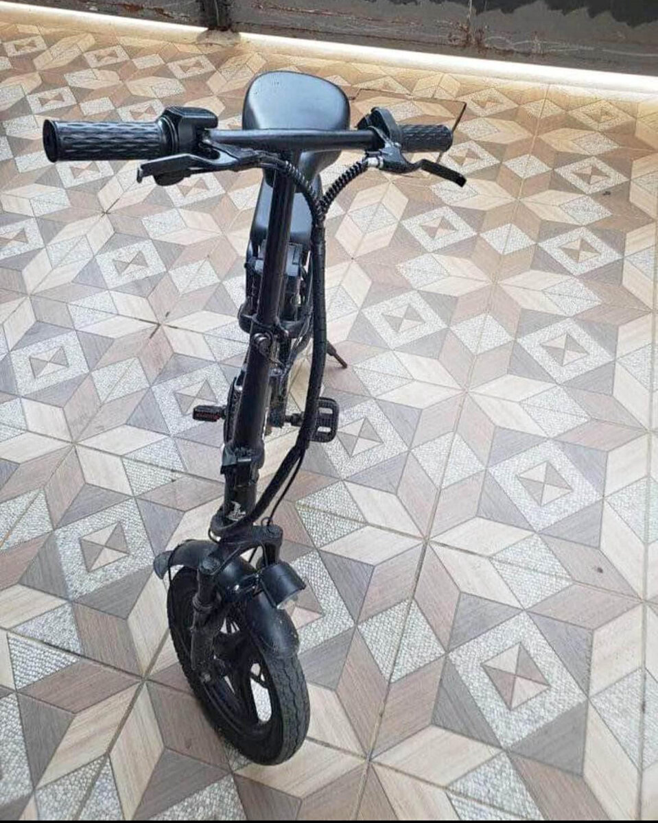 Vélo électrique pliant compact