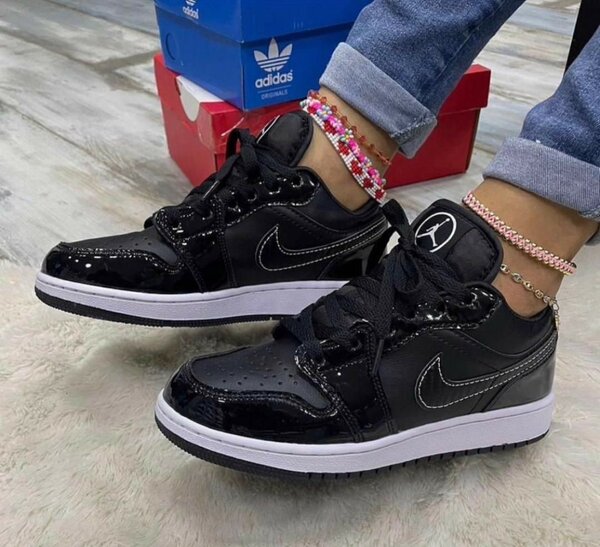 NIKE JORDAN 1
