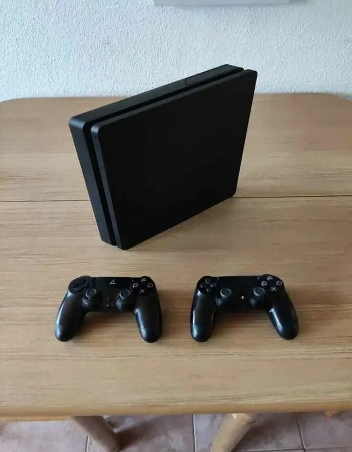 Console de jeu avec manettes