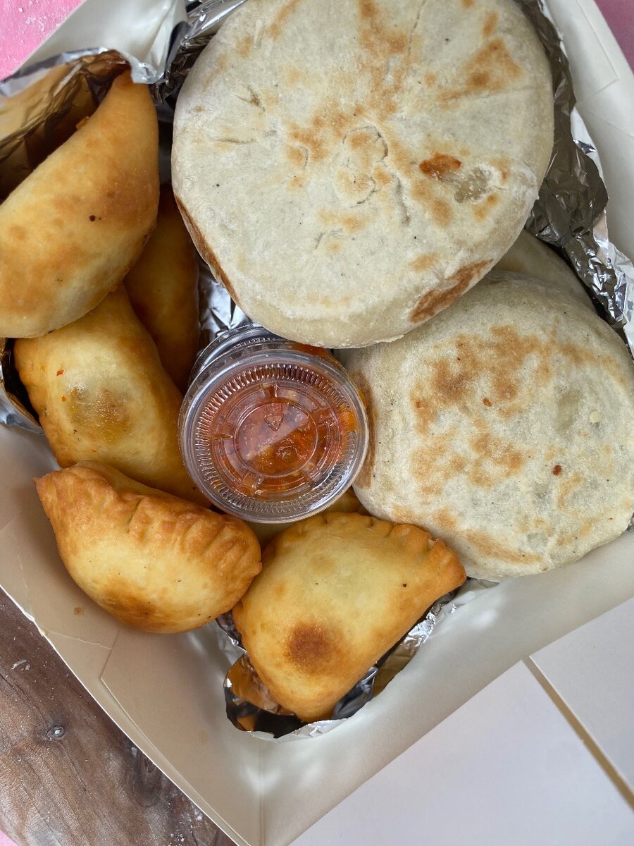 Assortiment de Pains Farcis et Empanadas