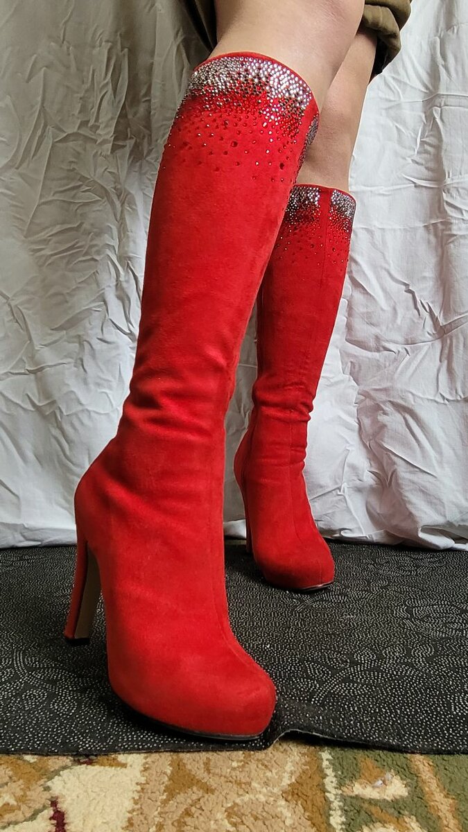 Красные сапоги на каблуках