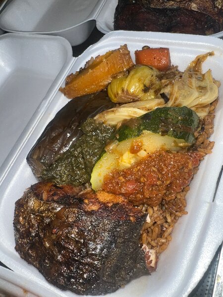 Plat varié de légumes et viande