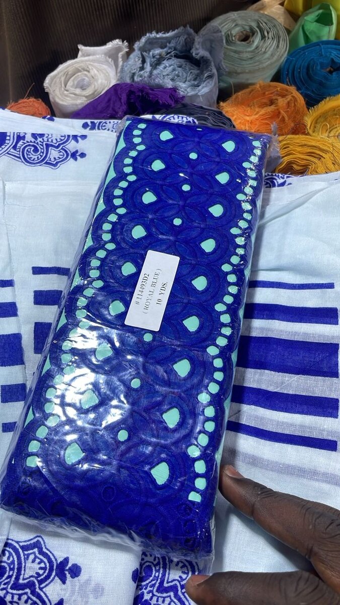 Tissu brodé en dentelle