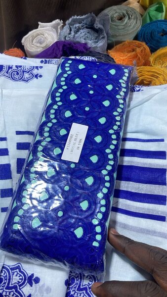 Tissu brodé en dentelle