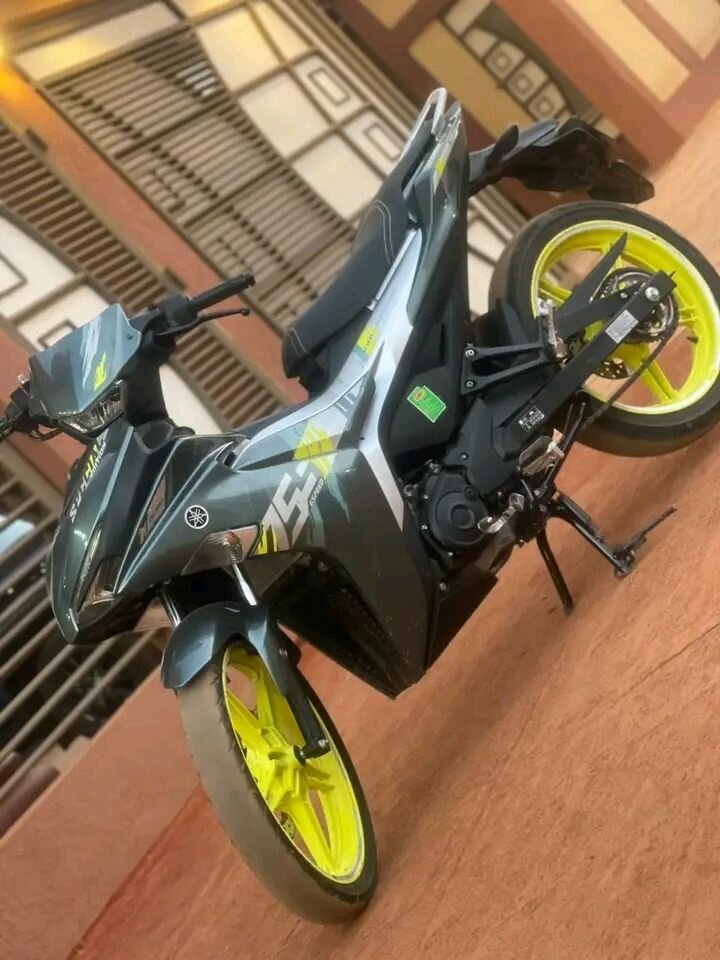 Moto sportive urbaine rapide