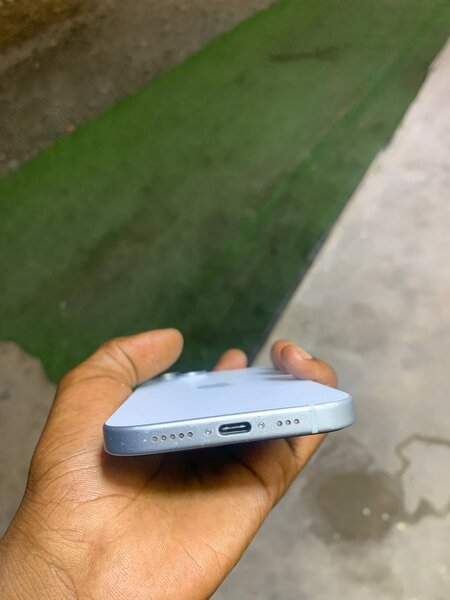 iPhone 15 eSIM locked