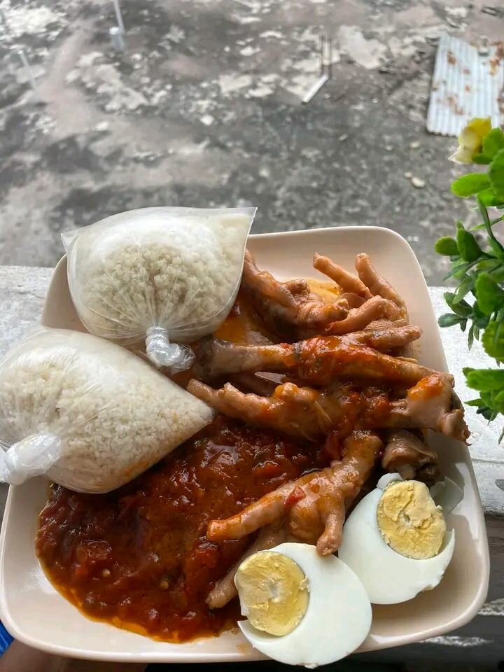 Délicieux plat de poulet et plantains