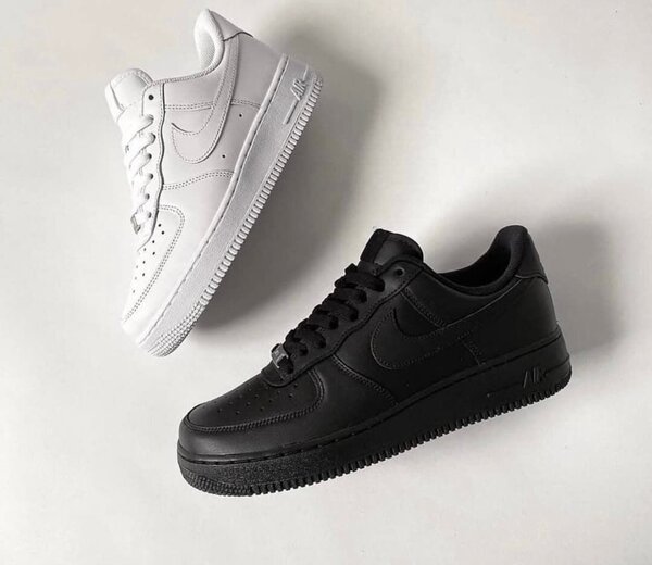 Baskets blanches et noires