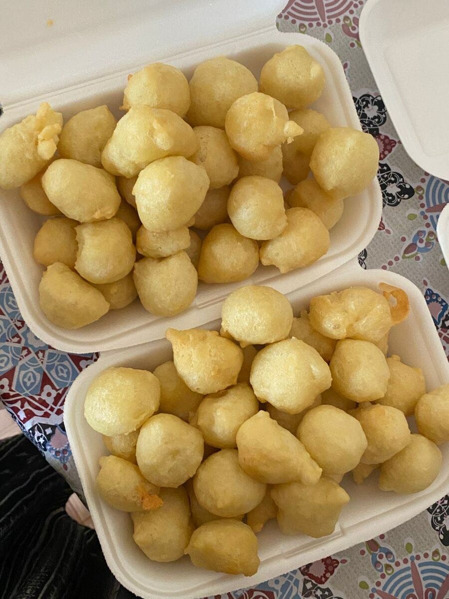 Beignets et sucre en poudre