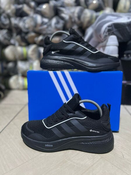 Chaussure de sport Adidas