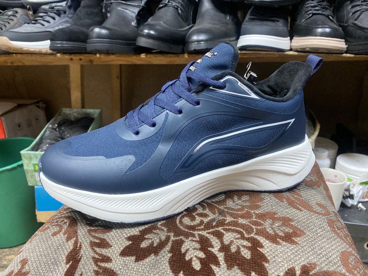 Спортивные кроссовки