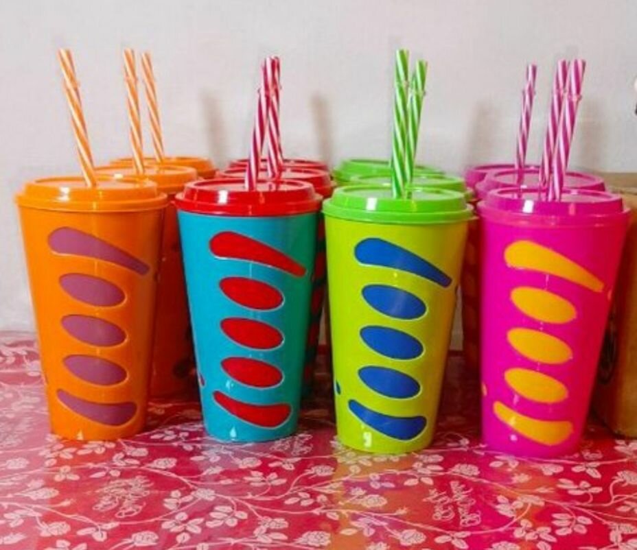 Gobelets colorés avec pailles