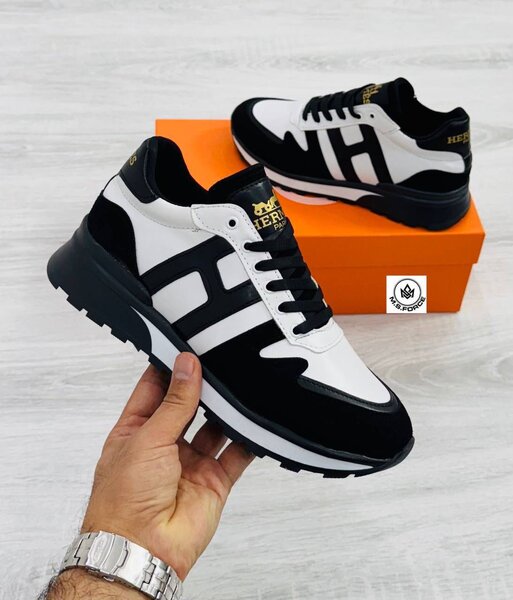 Baskets noires et blanches