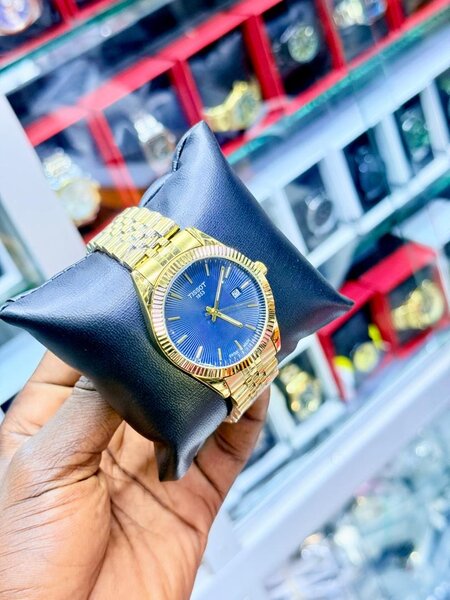 Montre Tissot dorée élégante