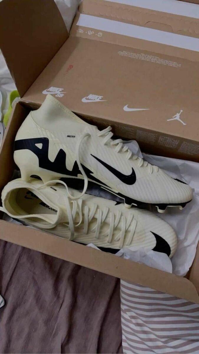 Chaussures de foot Nike blanches