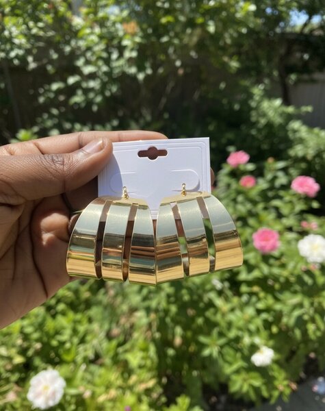 Boucles d'oreilles dorées élégantes