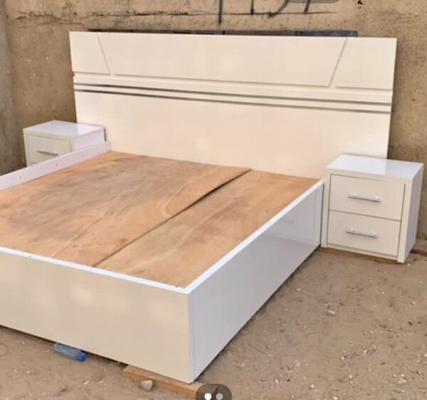 Lit blanc moderne avec chevets