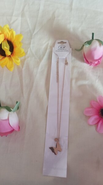 Collier papillon doré élégant