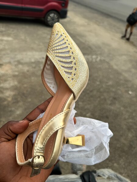 Escarpins dorés élégants