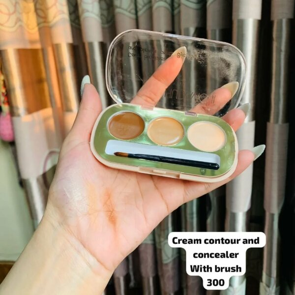 Cream contour and concealer with brush 