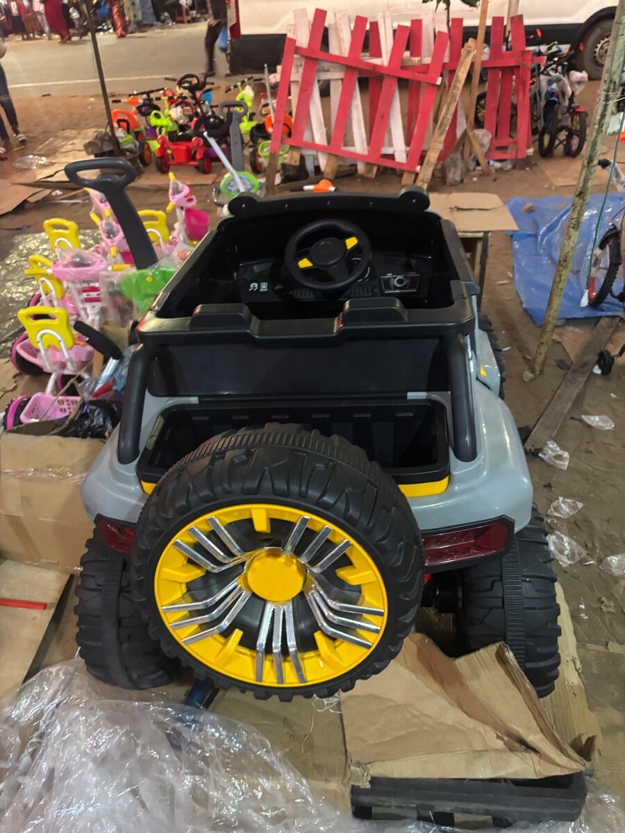 Voiture télécommandée et électrique option Bluetooth et USB