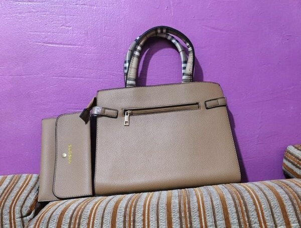 Sac à main en cuir marron avec pochette