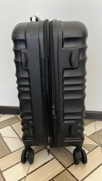 Продаю чемодан новый