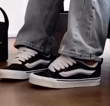 Vans knu suede black.