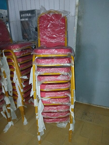 Chaises empilables confortables