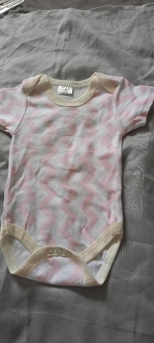 Newborn baby 0-3 months vests/onesies pretty patterns