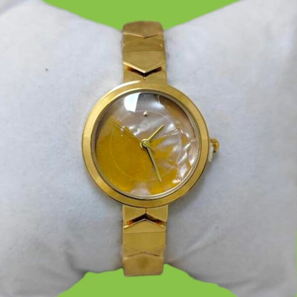 Montre dorée élégante pour femmes