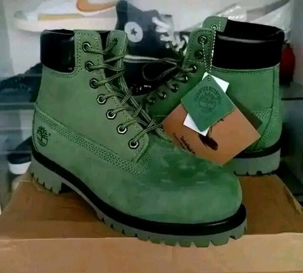 Bottes en cuir vertes robustes