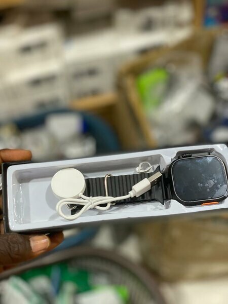 Smartwatch noire avec chargeur