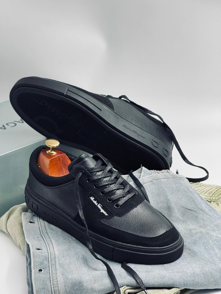 FERRAGAMMO ALL BLACK