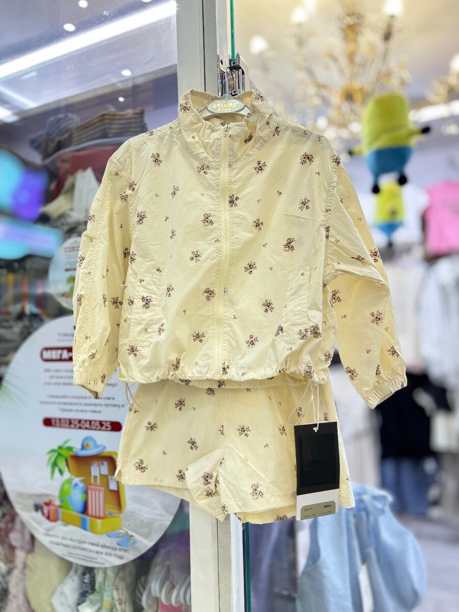 Ветровка с шортами