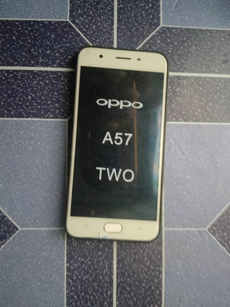 Smartphone Oppo A57 avec Accessoires