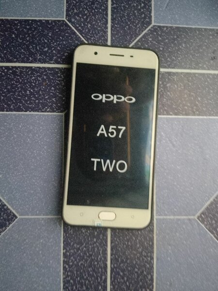 Smartphone Oppo A57 avec Accessoires