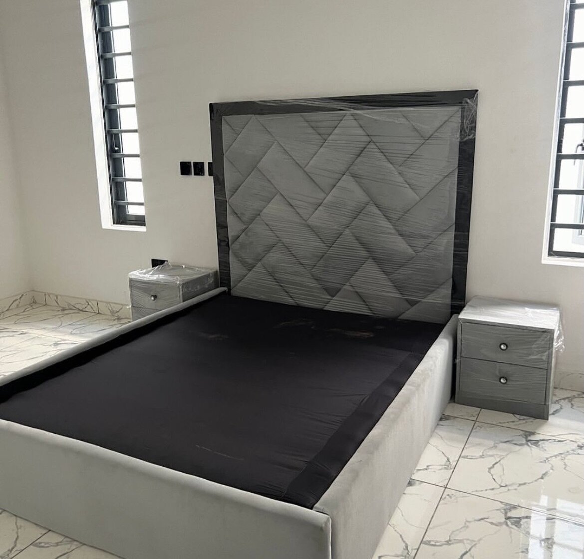 Double size bed frame with 2 side drawers