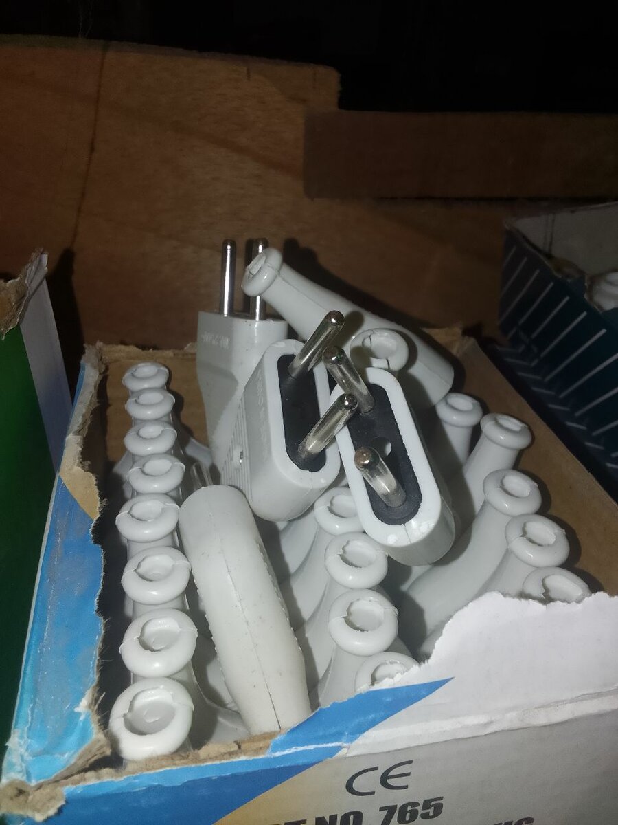 Adaptateur électrique blanc