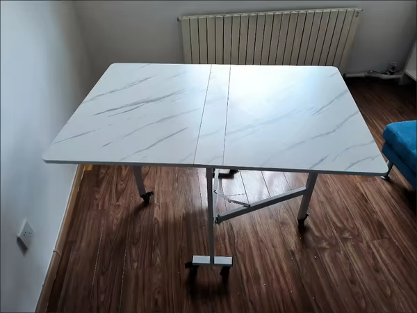 Table pliante à roulettes