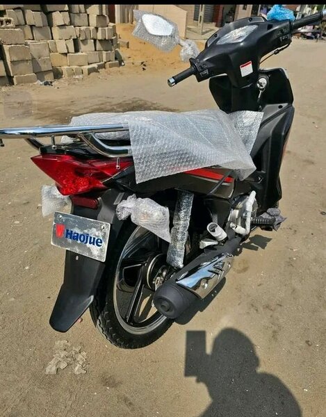 Nouveau scooter Haojue noir et rouge