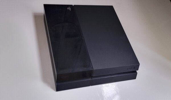 Ps4 fat craquée avec 12 jeux, une manette et tous les access